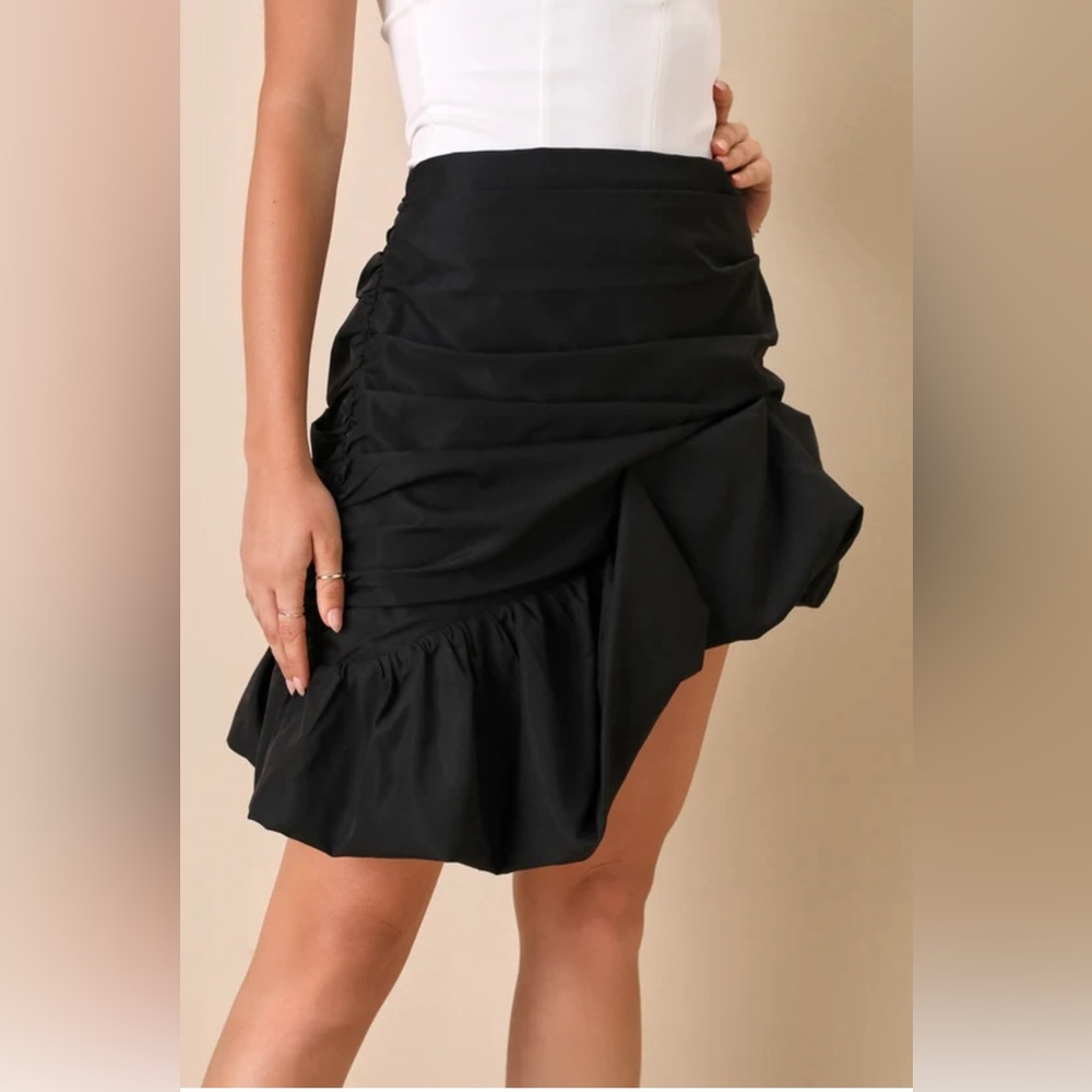 NWT Lulu’s Black Asymmetrical Bubble Hem Mini Skirt | Large